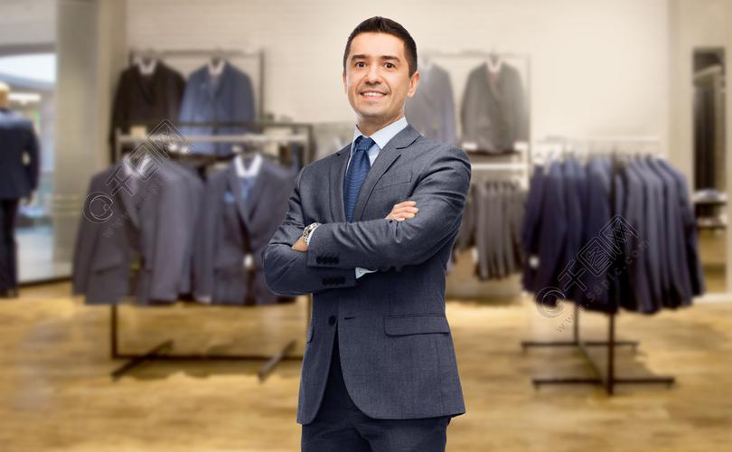 商业人们男装销售和衣服的概念西装的快乐微笑商人在服装店的背景